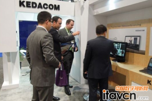 科達工作人員為客戶演示基于云的桌面會議應用